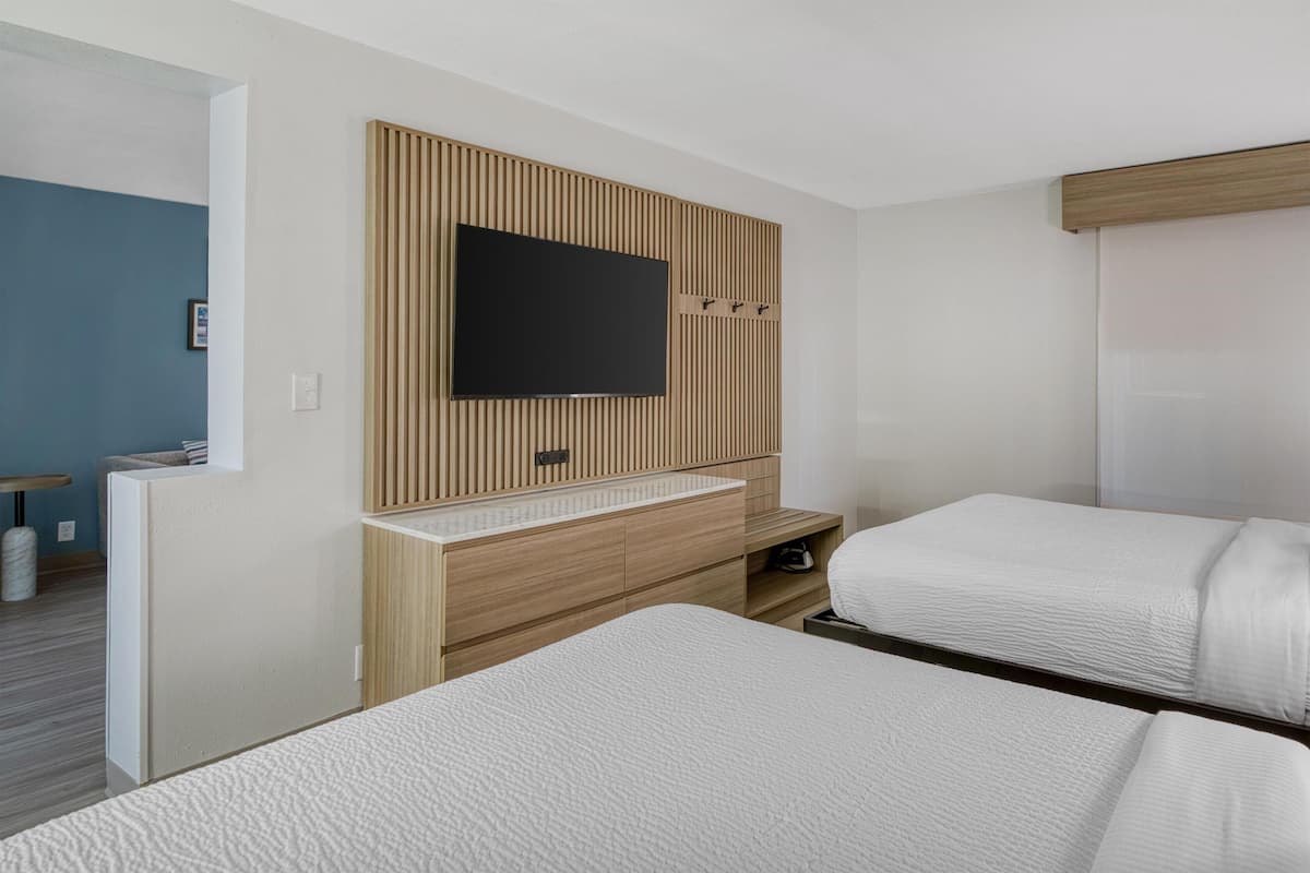 Camas con pillow-top, escritorio y espacio para trabajar con laptop