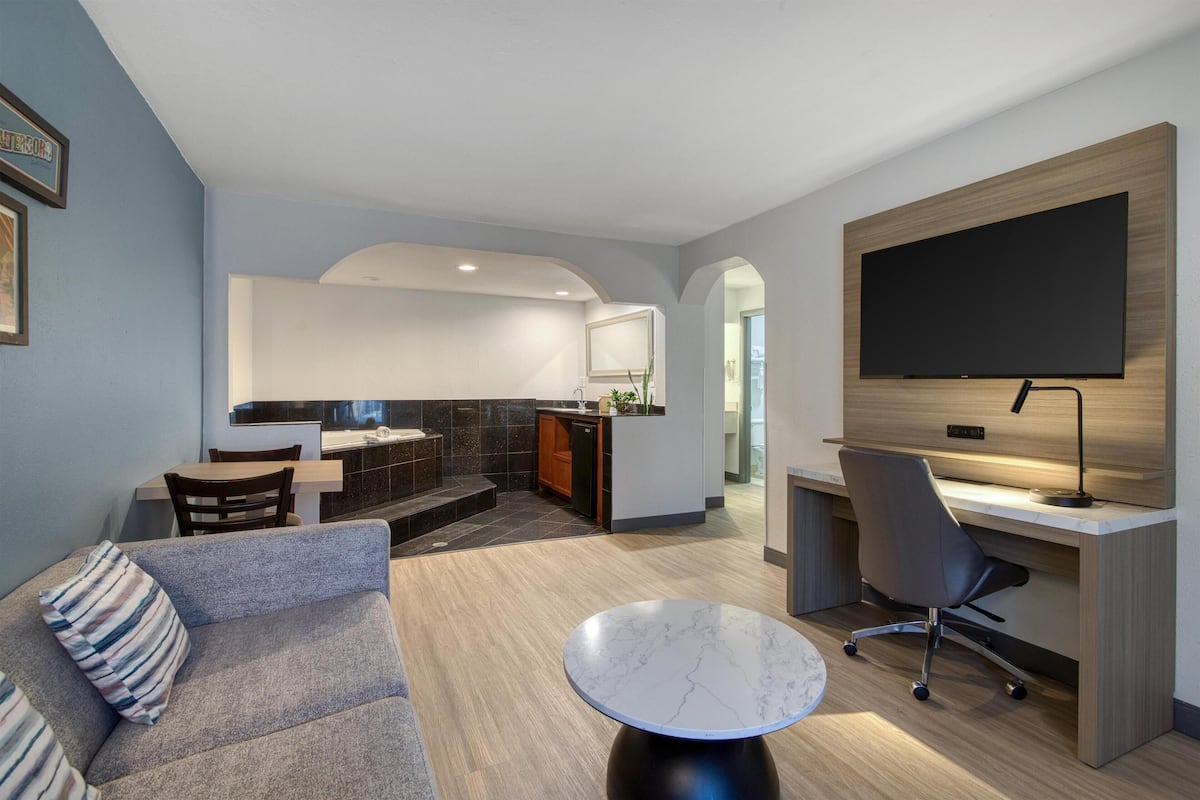 Suite, 1 King Bed, Non Smoking, Courtyard View | Pillowtop beds, desk, laptop workspace, soundproofing