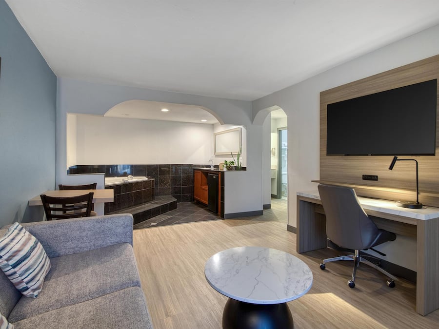 Suite, 1 cama King size, para no fumadores, vista al patio | Camas con pillow-top, escritorio y espacio para trabajar con laptop