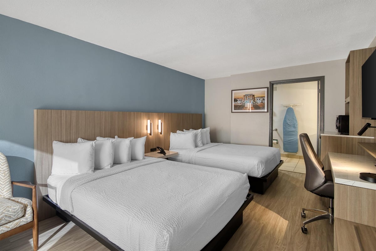 Habitación estándar, 2 camas Queen size, con acceso para personas discapacitadas (Pet Friendly) | Camas con pillow-top, escritorio y espacio para trabajar con laptop