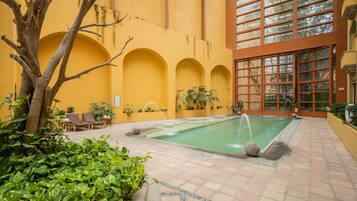 Alberca techada y camastros