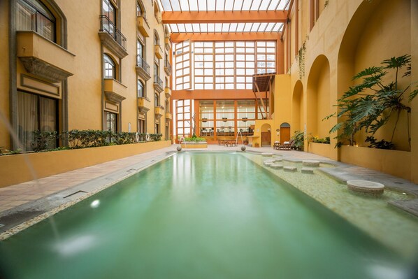 Indoor pool, pool loungers - Quinta Real Monterrey (San Pedro Garza García)