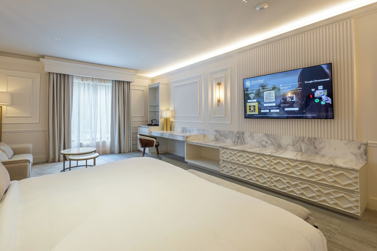 Grand Class Premium | Premium bedding, minibar, in-room safe, desk