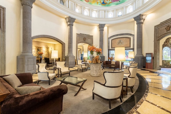 Coin salon dans le hall