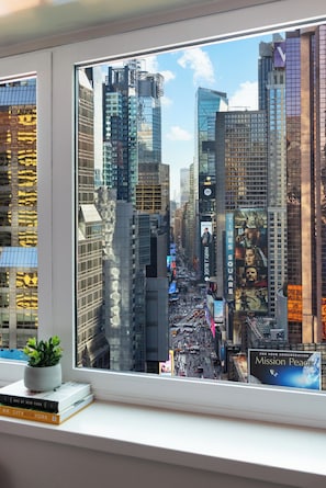 Hypo-allergenic bedding, in-room safe, desk, blackout curtains