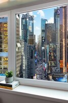 Ropa de cama hipoalergénica y caja de seguridad en la habitación 