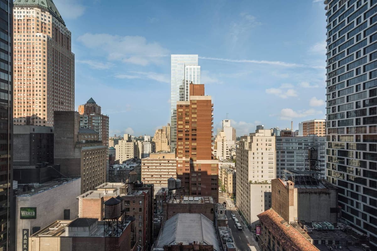 Kamer, 2 tweepersoonsbedden, uitzicht op de stad (Social) | Hypoallergeen beddengoed, een kluis op de kamer, een bureau