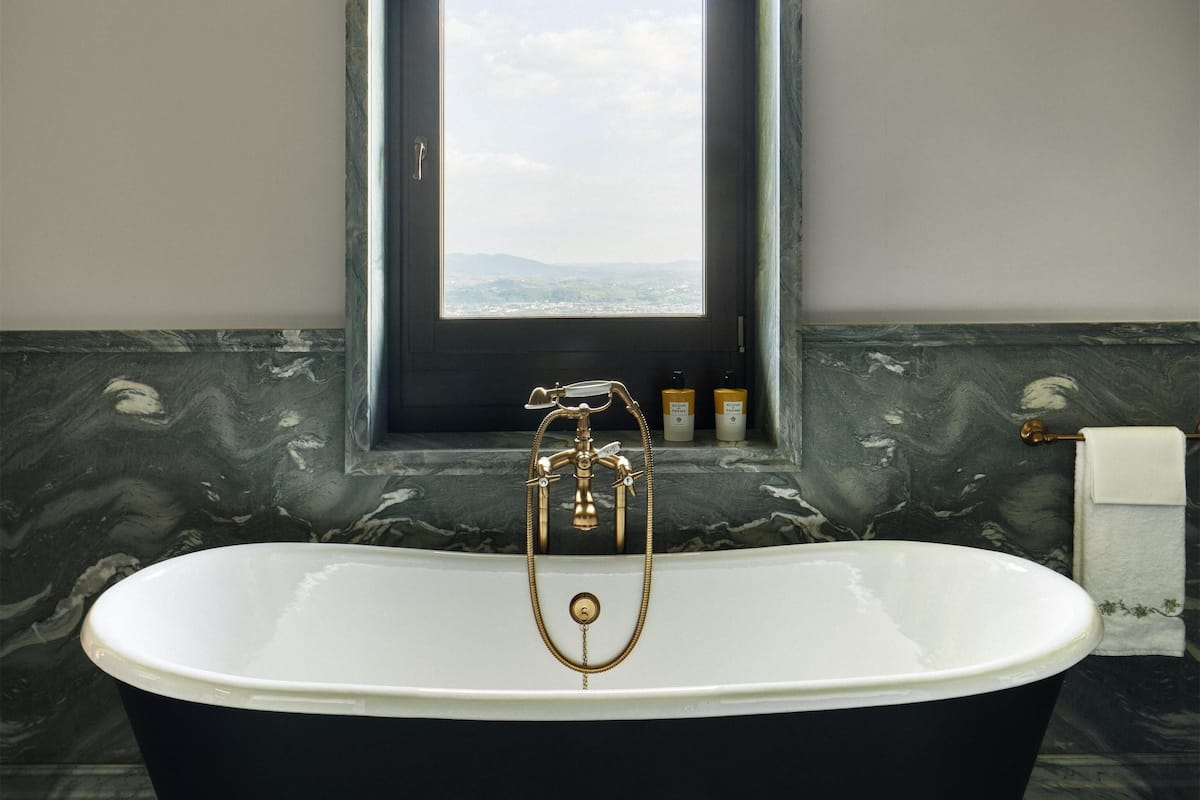 Premium Room | Bathroom | Combined shower/tub, rainfall showerhead, hair dryer, bathrobes