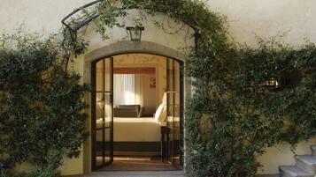 Suite (Limonaia) | Minibar, una cassaforte in camera, una scrivania, postazione laptop