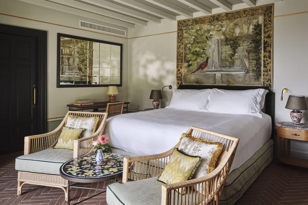 Junior Suite | Minibar, in-room safe, individually decorated, individually furnished