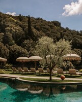 Una piscina al aire libre, tumbonas