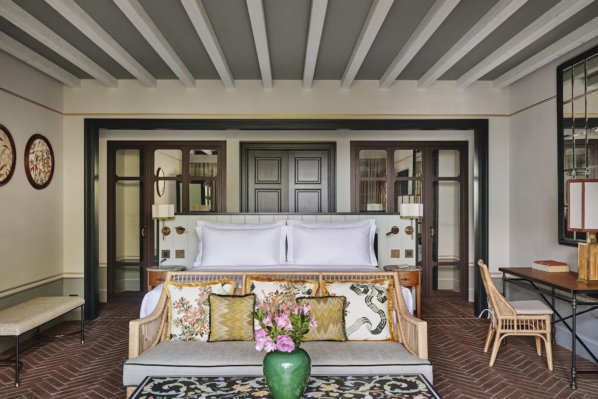 Premium Suite (Junior) | Minibar, in-room safe, desk, laptop workspace
