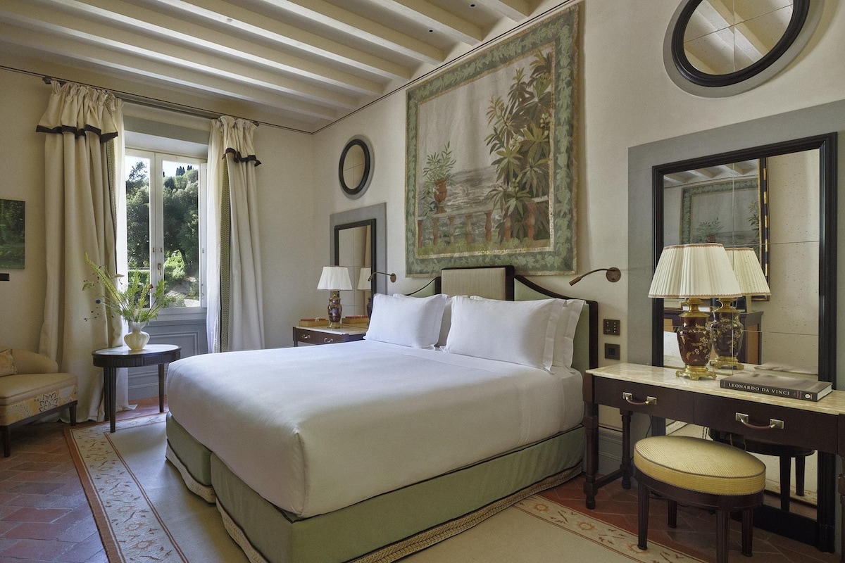 Premium Room | Minibar, in-room safe, desk, laptop workspace