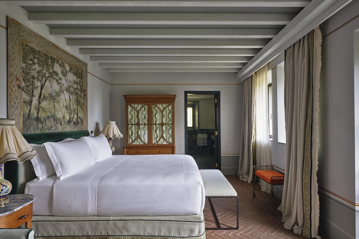 Junior Suite (Greenhouse) | Minibar, in-room safe, desk, laptop workspace