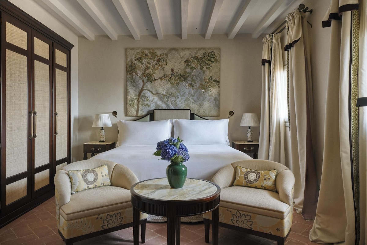 Deluxe Room | Minibar, in-room safe, desk, laptop workspace