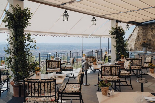 3 restaurants, breakfast served
