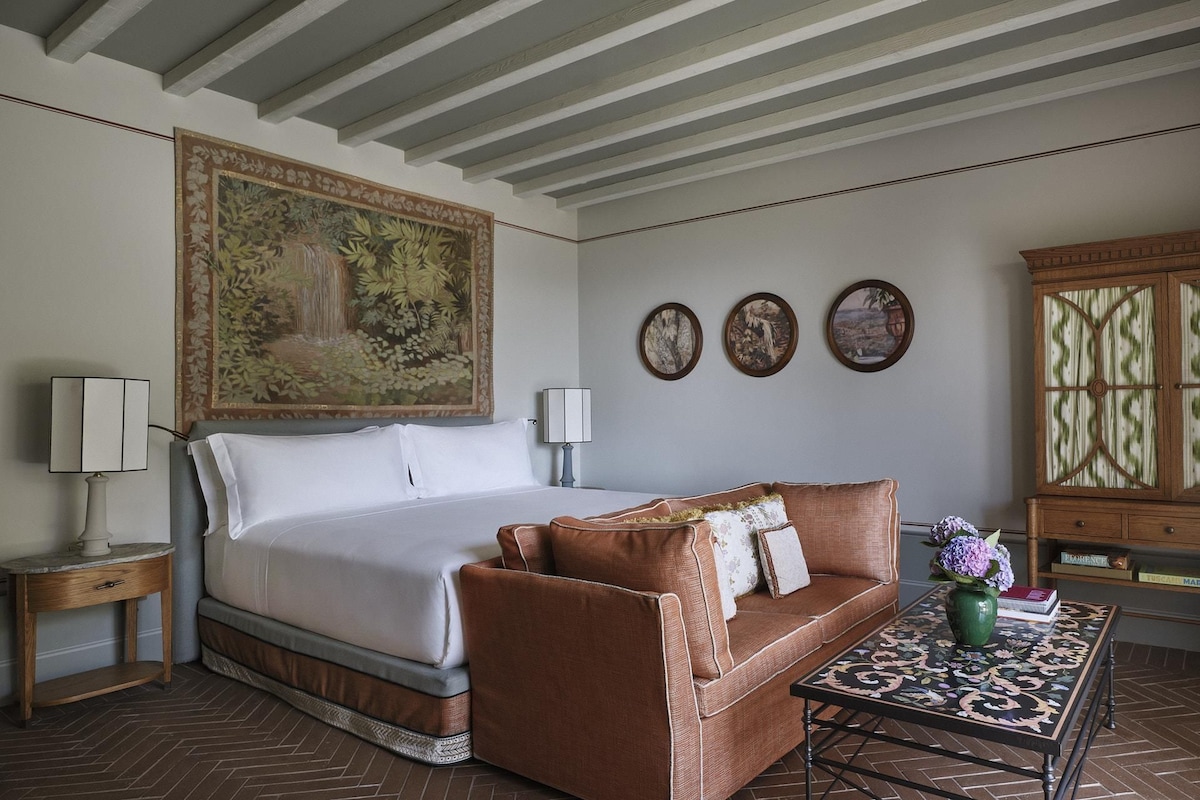 Suite (Garden) | Minibar, in-room safe, desk, laptop workspace
