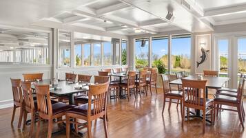 Se sirven desayunos, comidas y cenas con vista a la playa