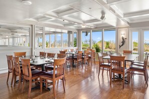 Se sirven desayunos, comidas y cenas con vista a la playa 