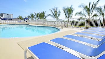 Alberca techada, alberca al aire libre por temporada y camastros