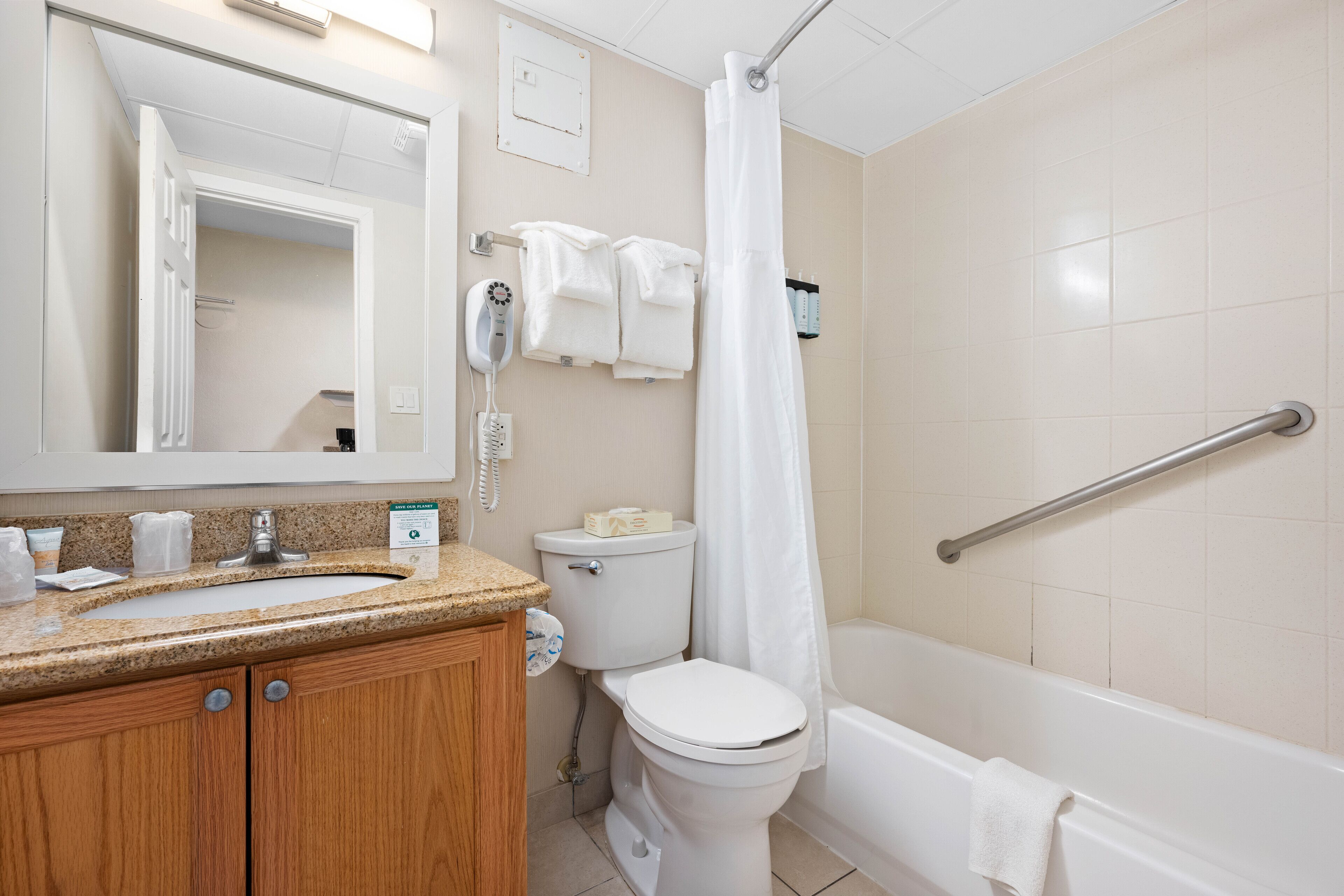 Un baño con lavamanos, inodoro y bañera.