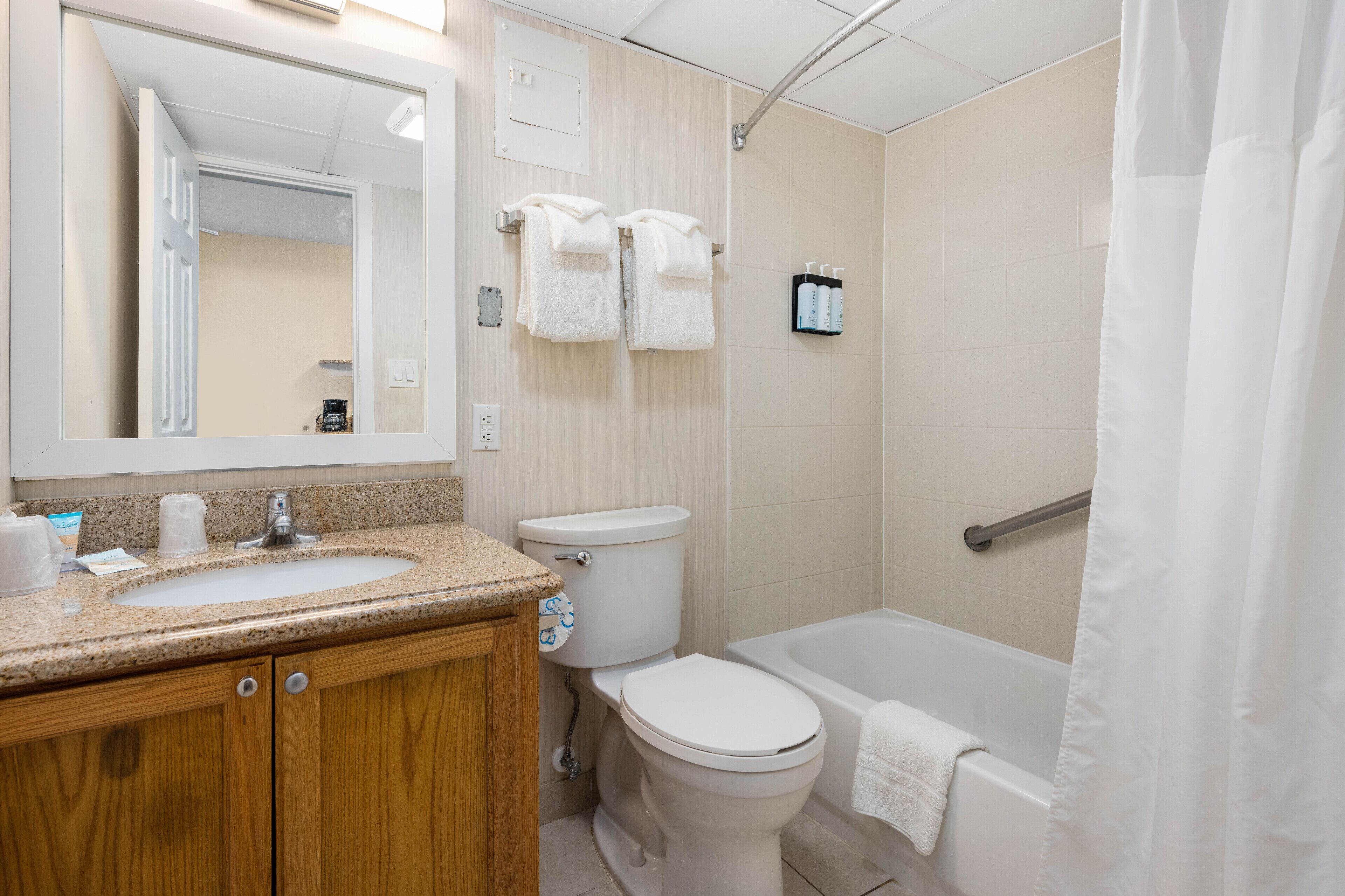 Un bagno con lavandino, WC e vasca da bagno.