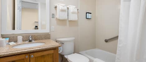 Une salle de bain avec un lavabo, des toilettes et une baignoire.
