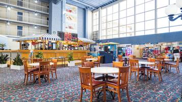 Se sirven desayunos, comidas y cenas con vista a la playa