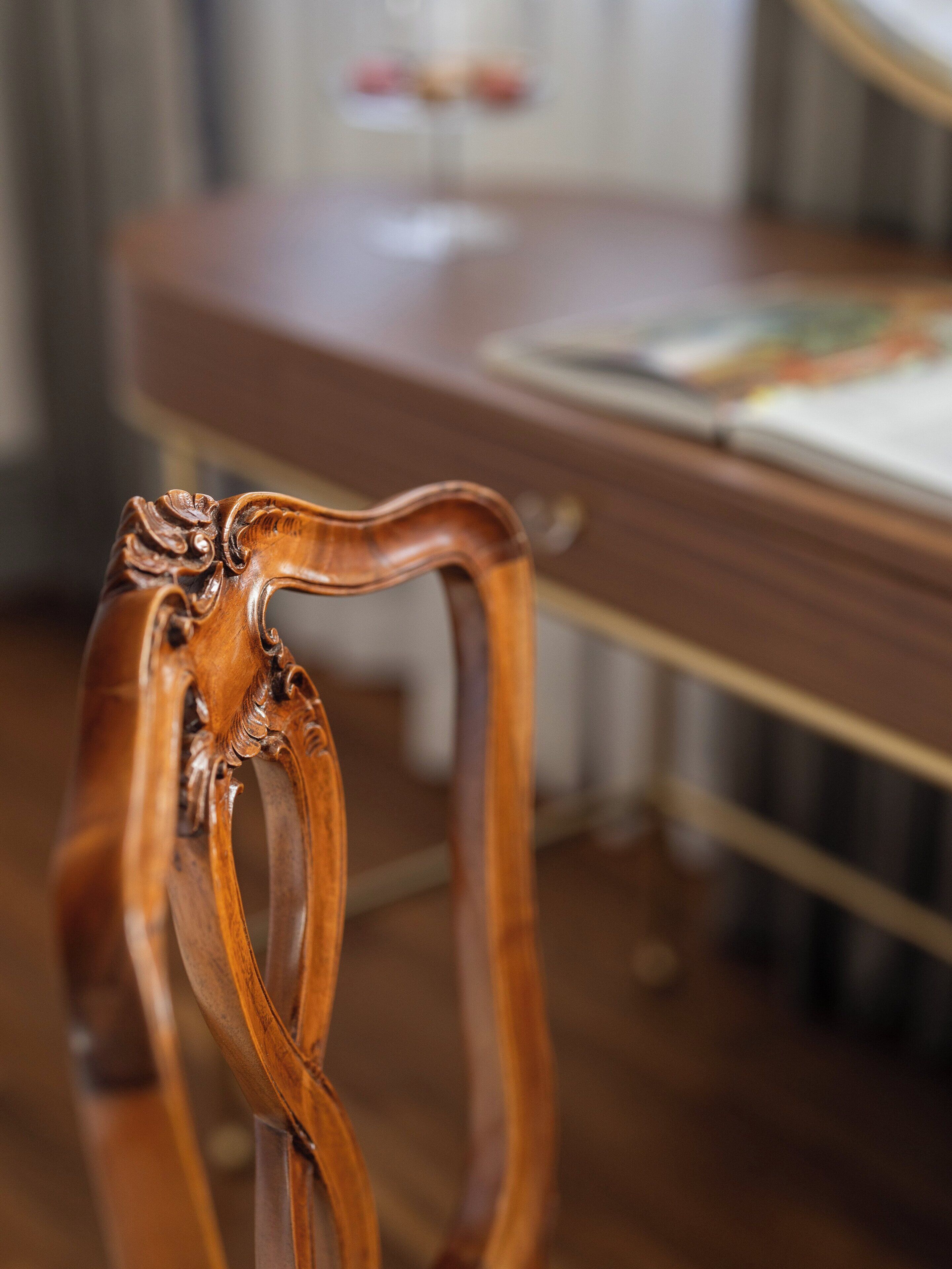Una sedia di legno con elaborate incisioni.