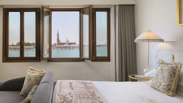 Suite junior, vista a la laguna | Minibar, caja de seguridad en la habitación y escritorio