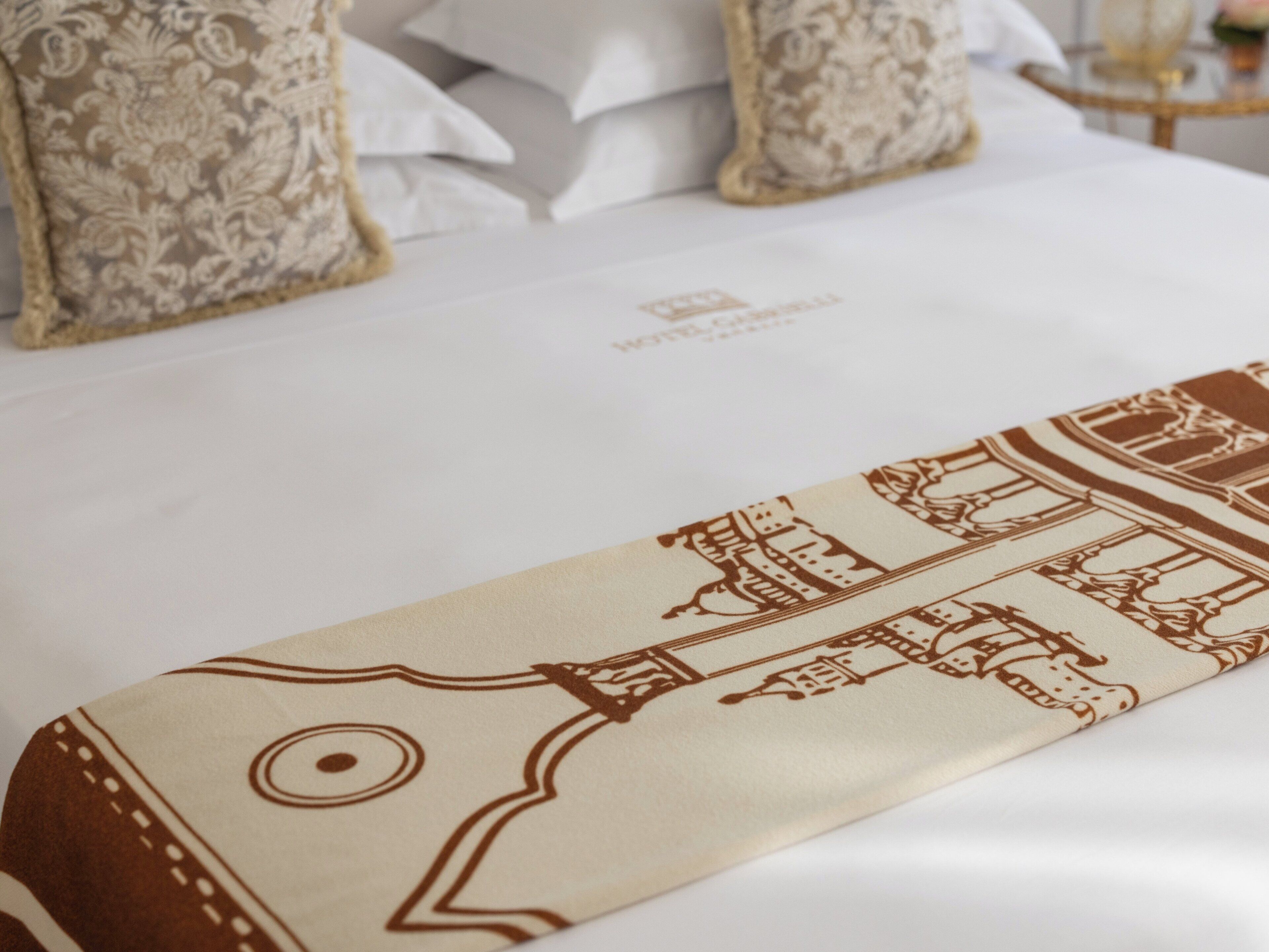 Un lit avec une couvre-lit à motifs et des oreillers.