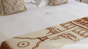 Un lit avec une couvre-lit à motifs et des oreillers.