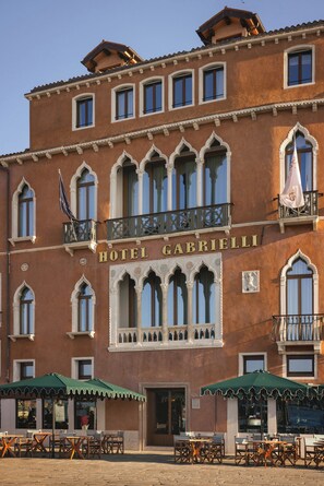 Un hôtel dont l’enseigne, bien visible, porte l’inscription « HÔTEL GABRIELLI ».
