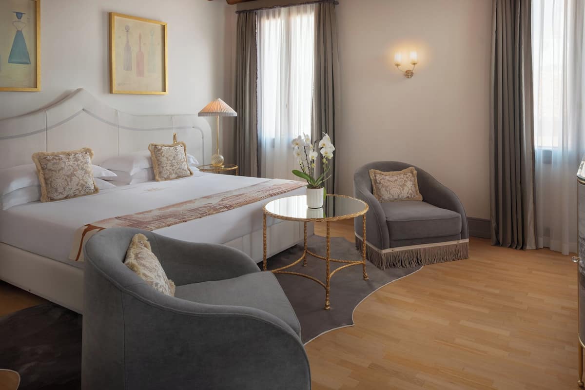 Junior Suite | Minibar, in-room safe, desk, soundproofing