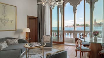 1 غرفة نوم وميني بار وخزنة داخل الغرفة ومكتب