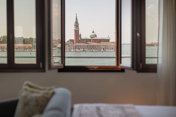 Junior-Suite, Blick auf die Lagune | Minibar, Zimmersafe, Schreibtisch, schallisolierte Zimmer