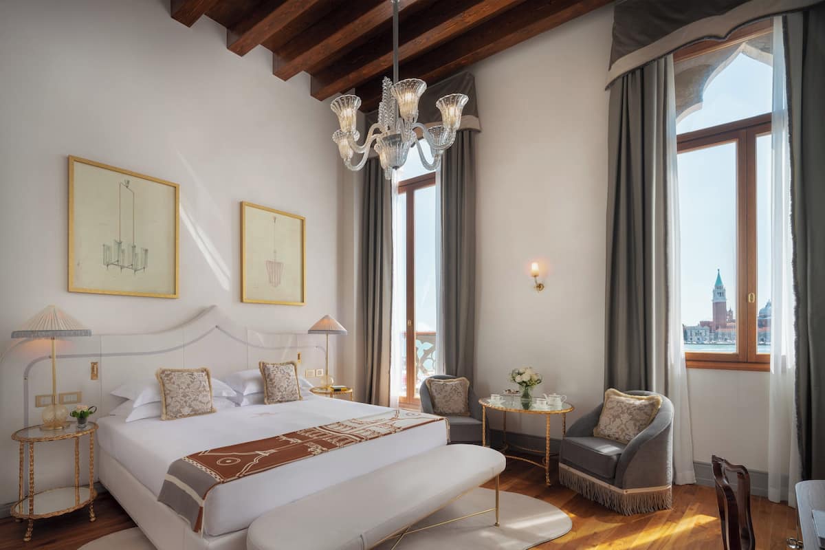 Minibar, in-room safe, desk, soundproofing