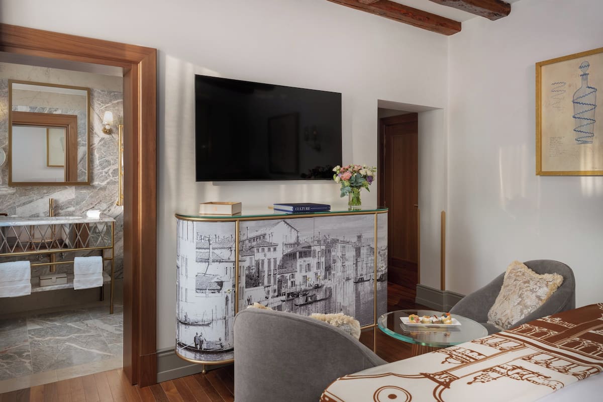 1 quarto, frigobar, cofres nos quartos, escrivaninha