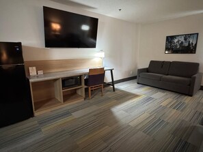 Suite, 1 cama King size y sofá cama, para no fumadores | Escritorio, tabla de planchar con plancha, wifi gratis y ropa de cama 