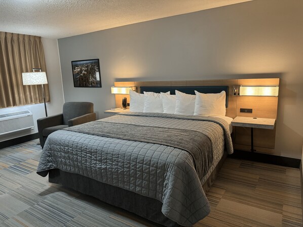 Escritorio, tabla de planchar con plancha, wifi gratis y ropa de cama 