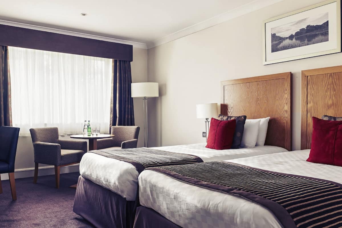 Hypo-allergenic bedding, in-room safe, desk, blackout curtains