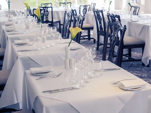 2 restaurants, serveren ontbijt