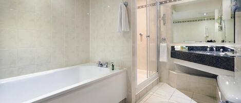 Ein modernes Badezimmer mit Badewanne, Dusche und Toilette.