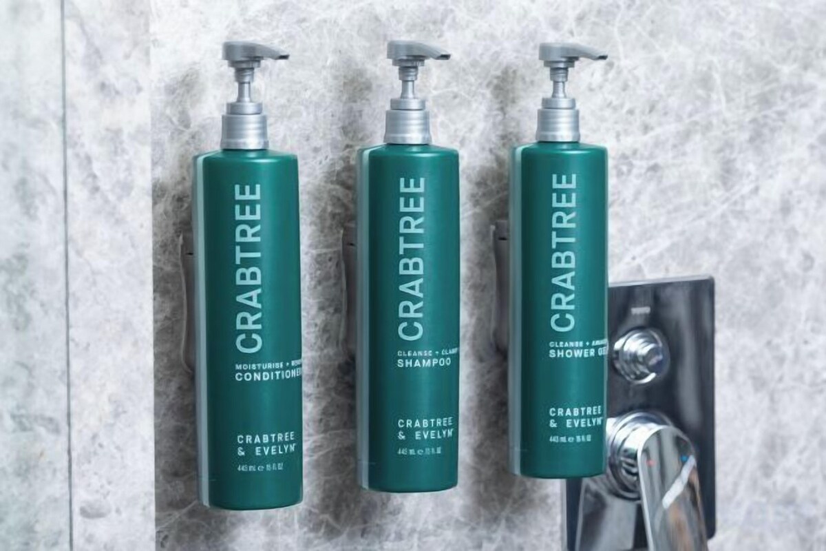 Combined shower/bathtub, free toiletries, hair dryer, towels