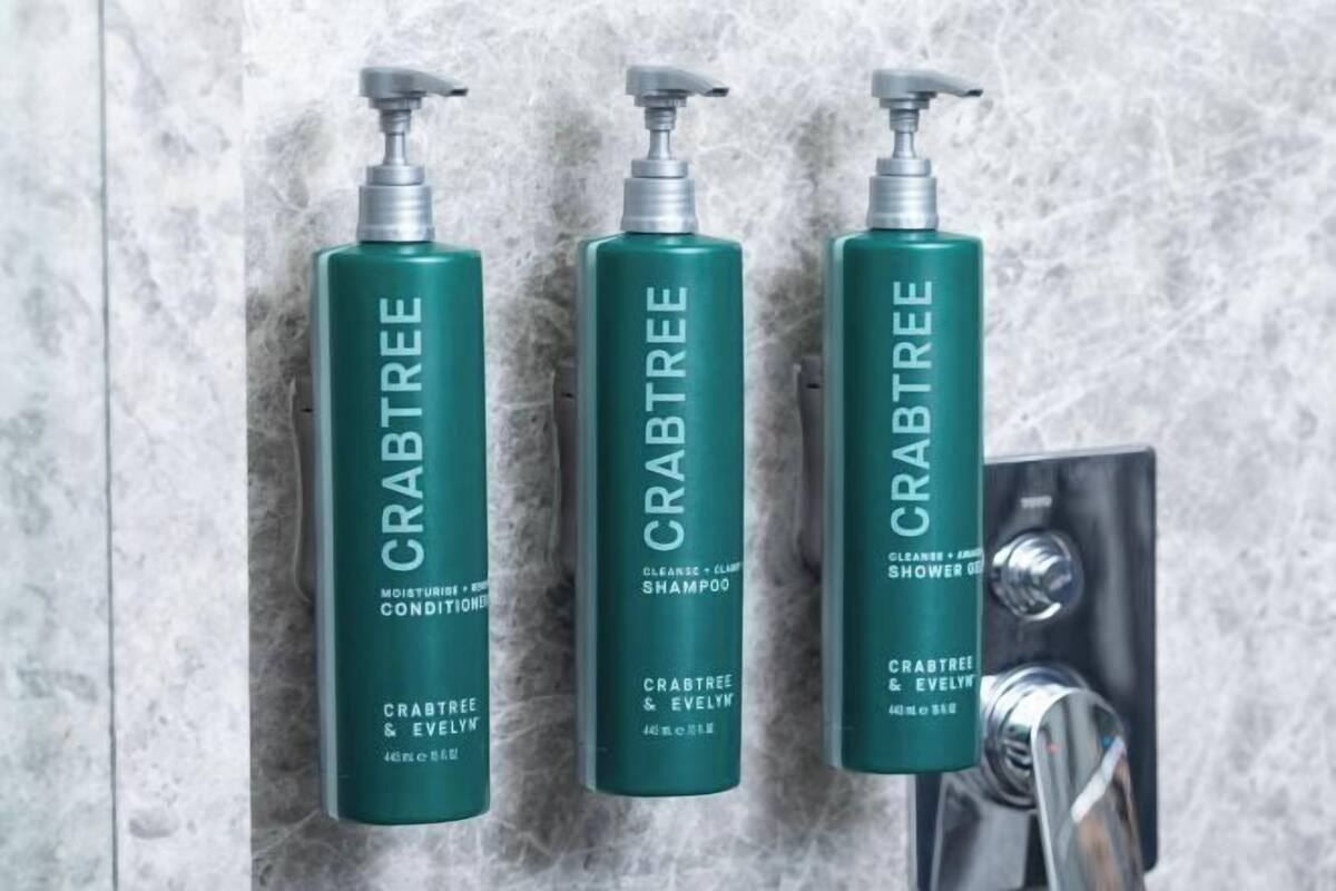 Combined shower/tub, free toiletries, hair dryer, towels