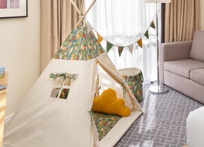 In-room safe, desk, laptop workspace, free cribs/infant beds - Hilton London Watford (Watford)