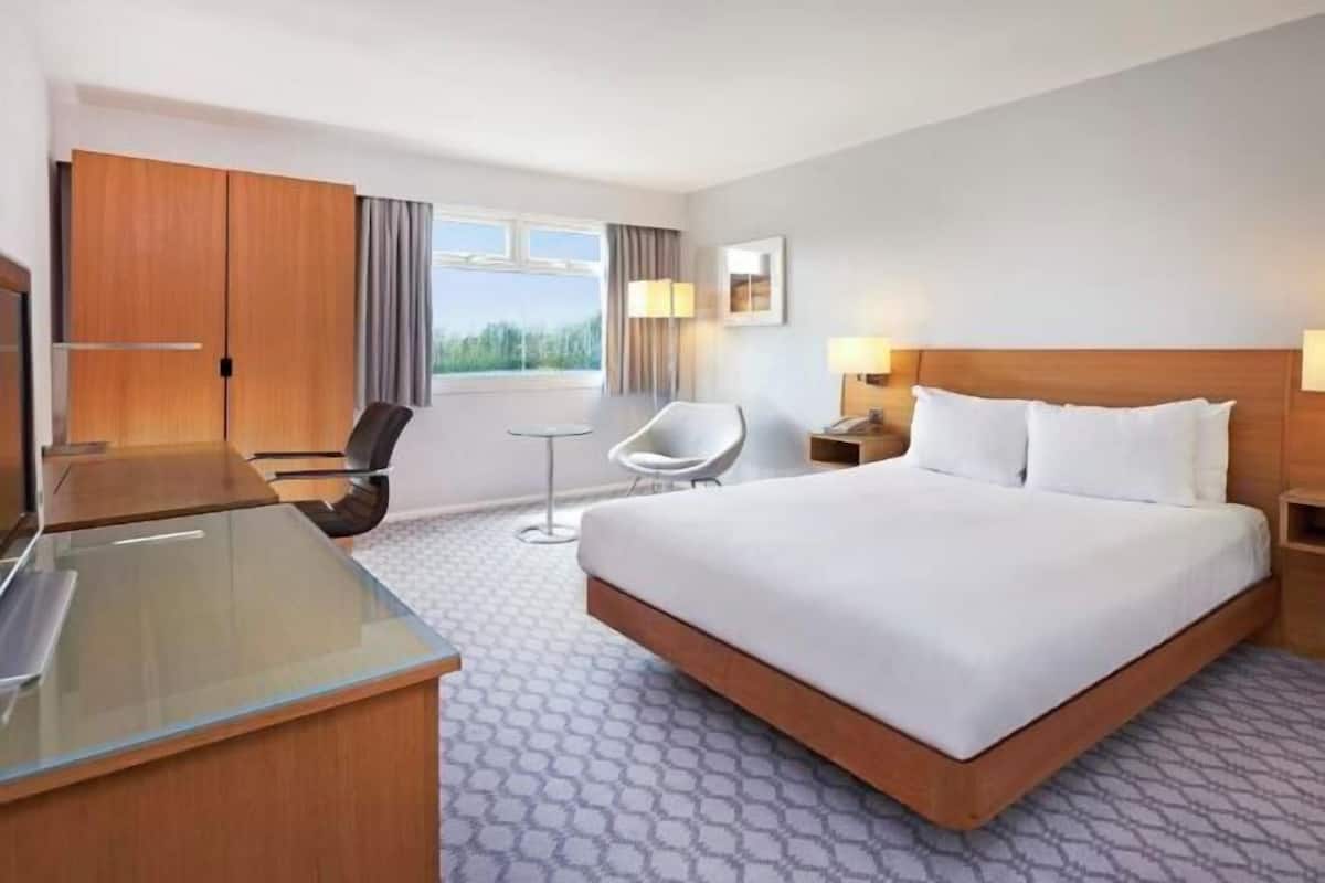 In-room safe, desk, laptop workspace, cribs (free)
