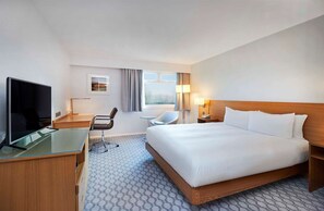 Executive Room, 1 King Bed | In-room safe, desk, laptop workspace, free cots/infant beds