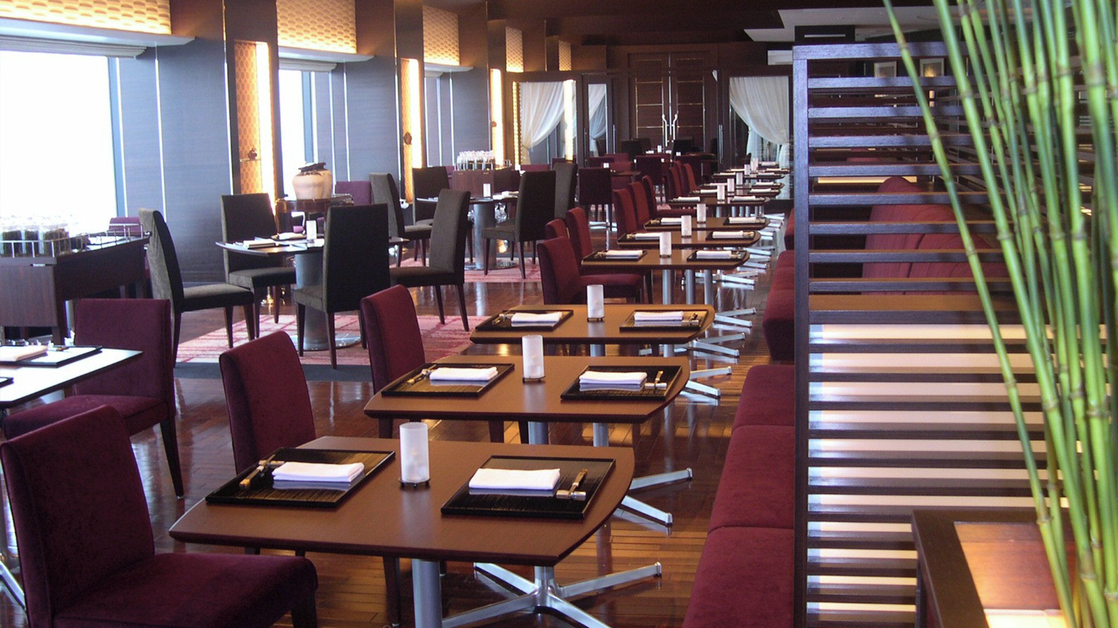 4 restaurants; breakfast, lunch and dinner served 