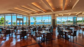 4 restaurants, breakfast, lunch, dinner served; Japanese cuisine